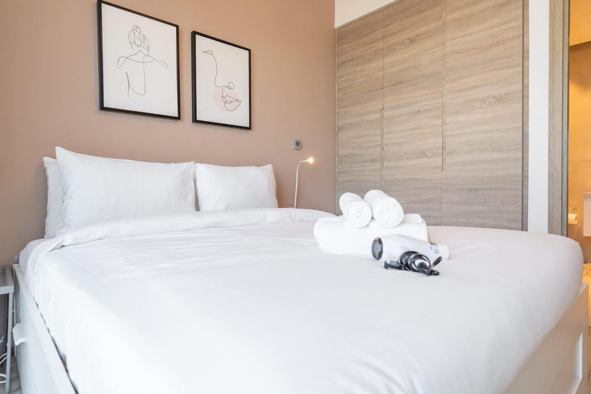 Modern 1-bed With Partial Sea & Marina View Dubai