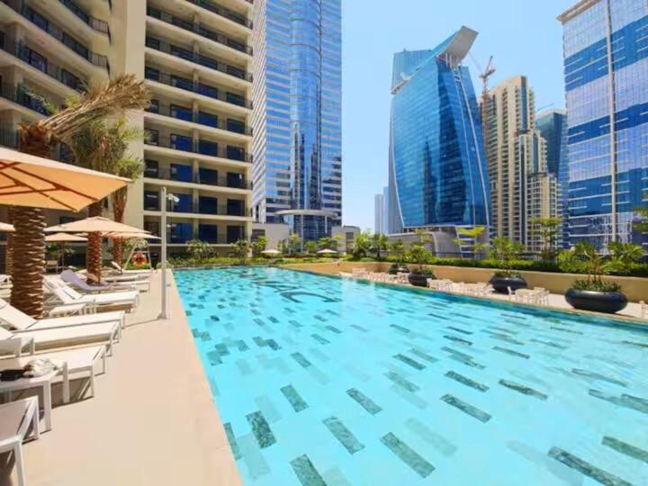 Canal Luxe Burj 1br Sleeps 4 With Pool And Gym Appartement