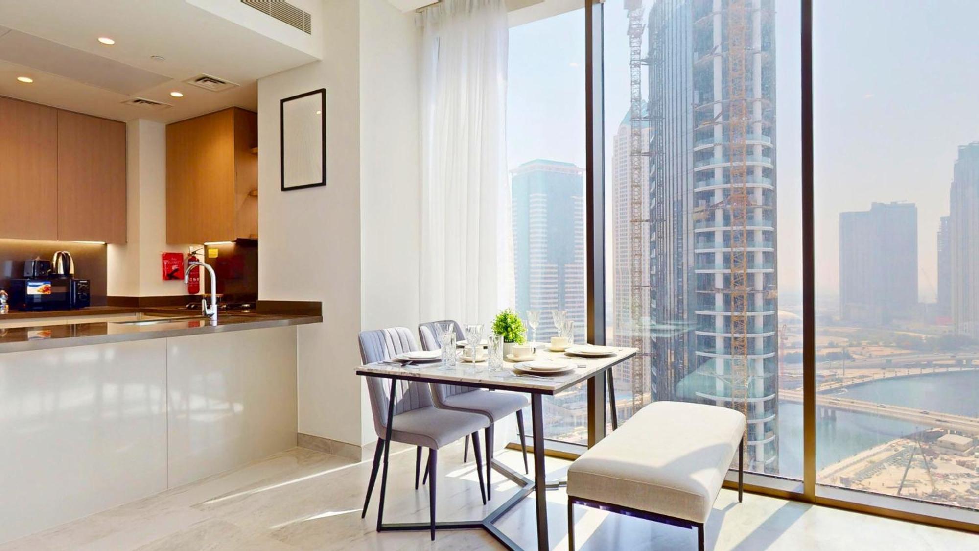 Stylish 1-bedroom In Business Bay - Furnished - Canal & Burj Khalifa Views *