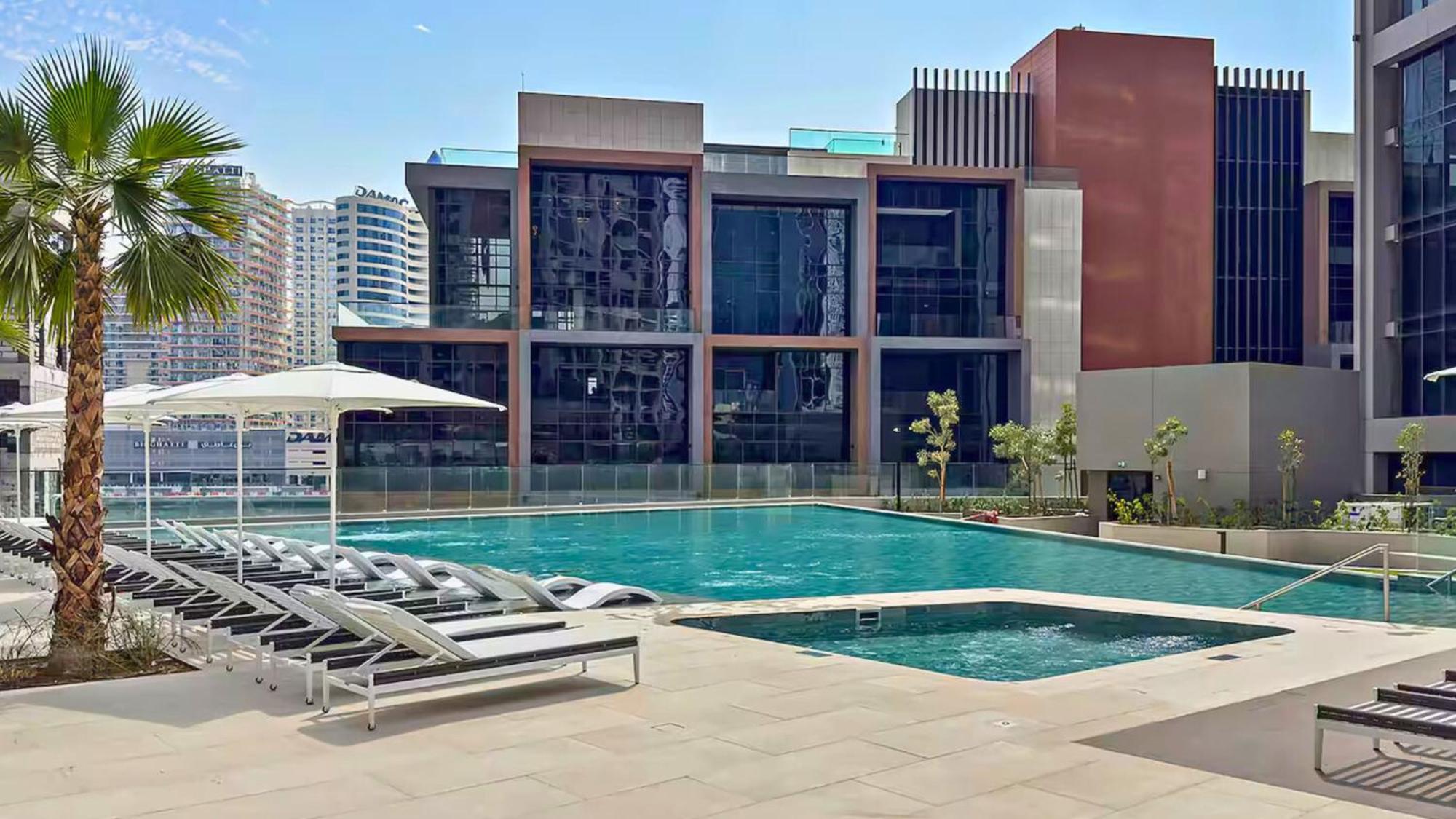 Stylish 1-bedroom In Business Bay - Furnished - Canal & Burj Khalifa Views Dubái