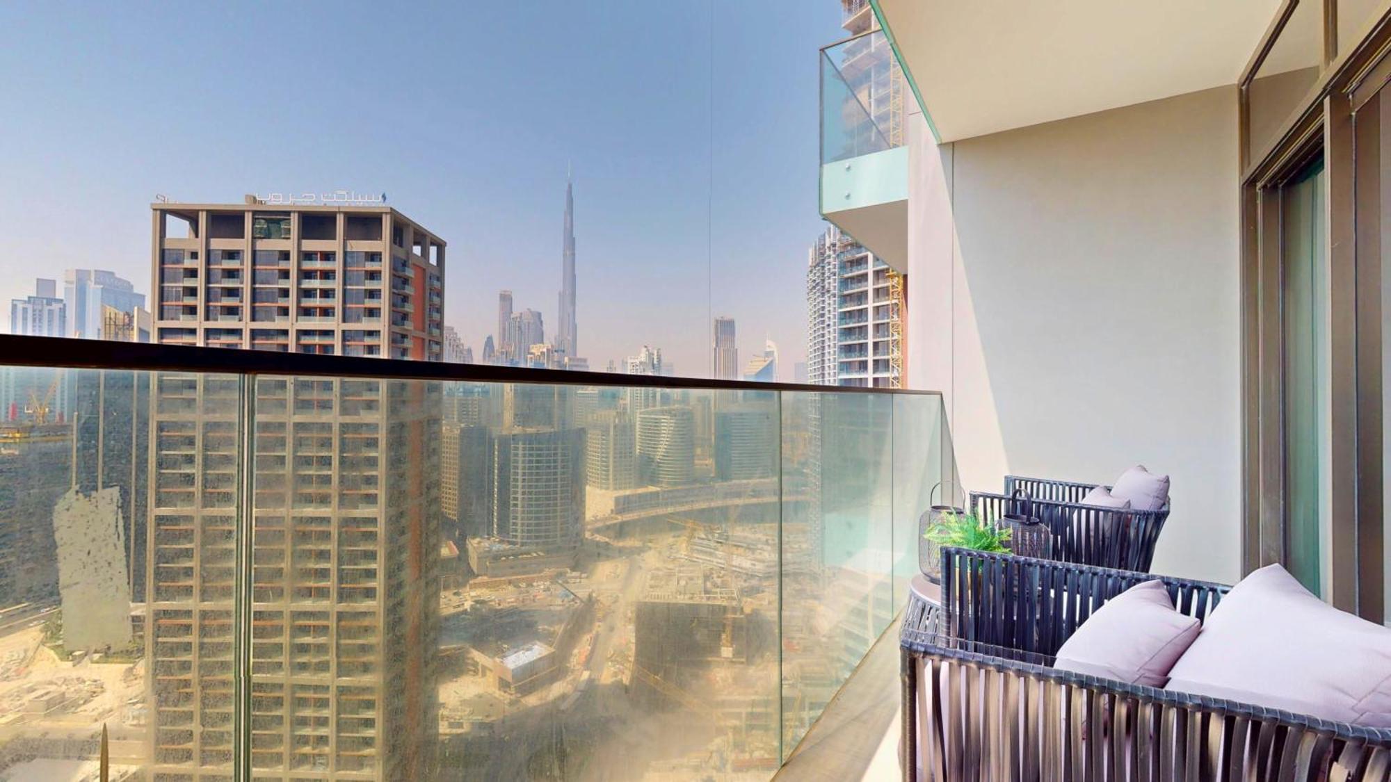 Stylish 1-bedroom In Business Bay - Furnished - Canal & Burj Khalifa Views Dubái