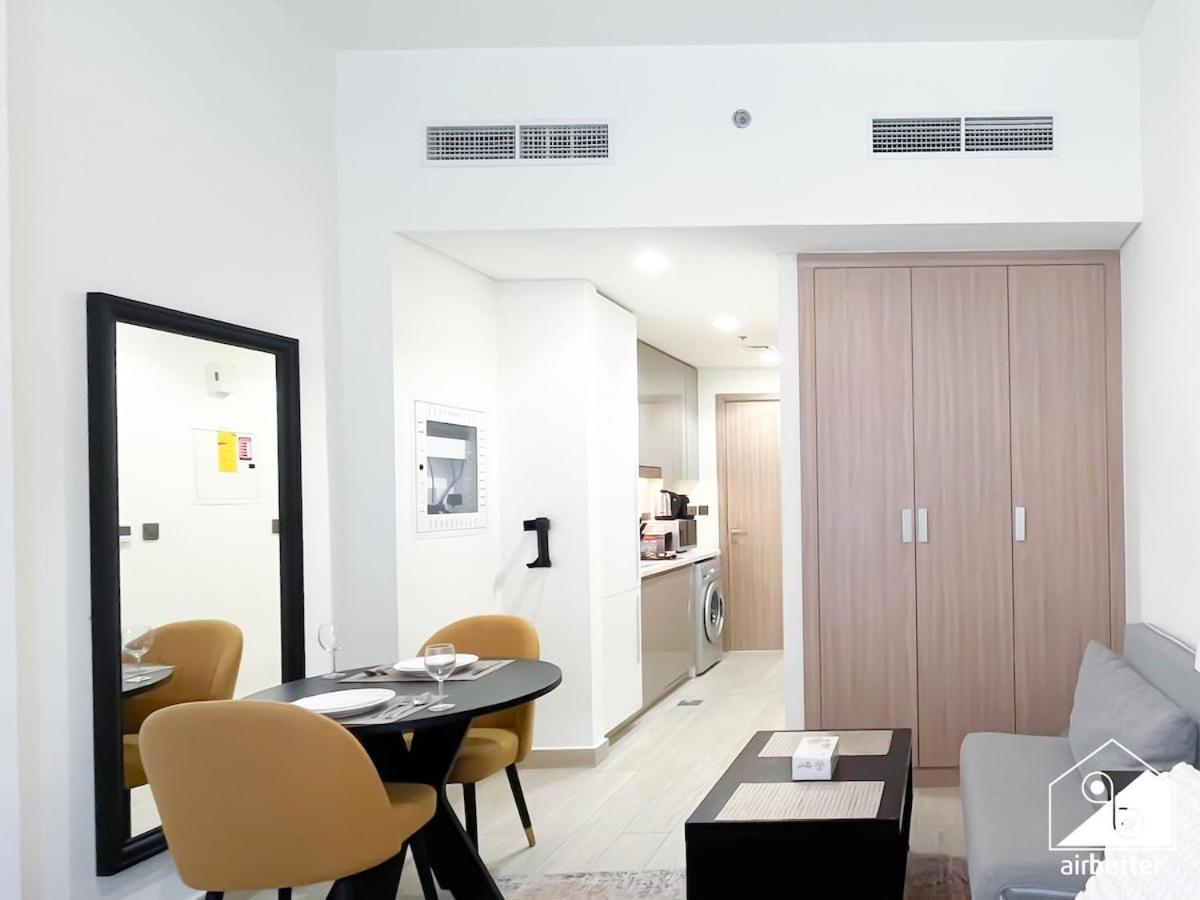 Urban Charm With Balcony In Azizi Riviera Dubaï
