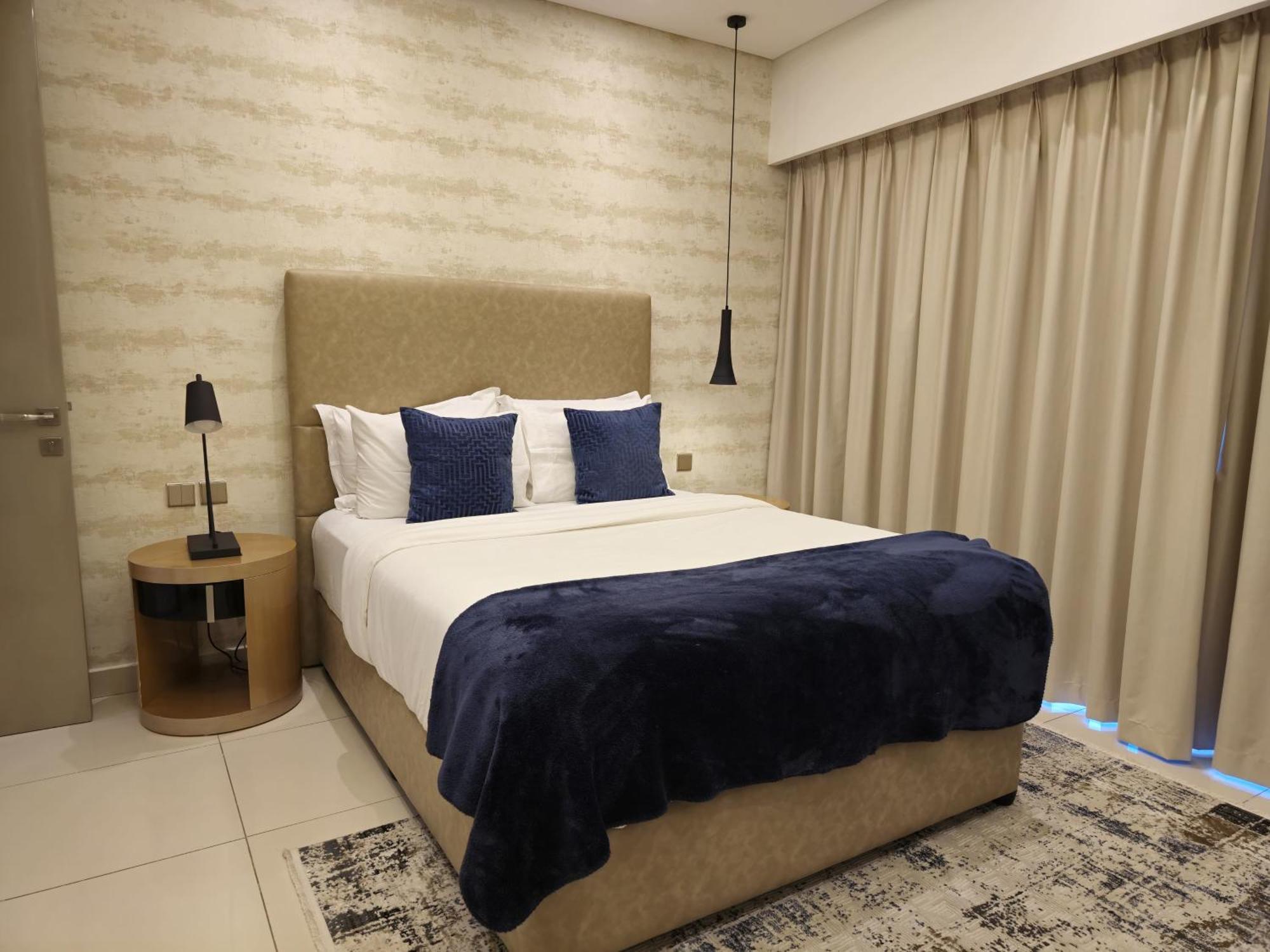 Quill At Paramount Towers 3 Bedroom Creek View Apartahotel