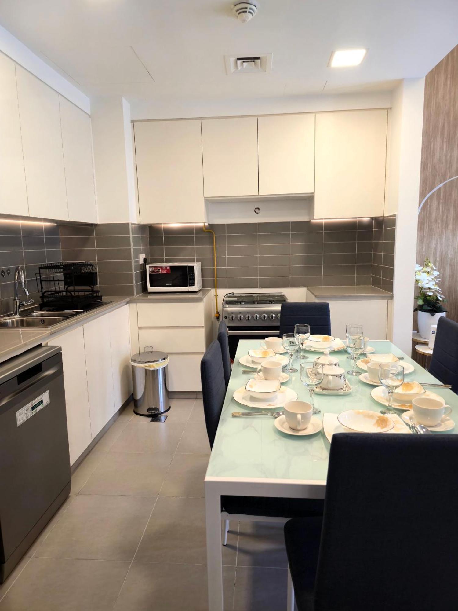 Bareez Bliss Retreat Elegant 2br With Balcony, Pool & Park View Apartemen