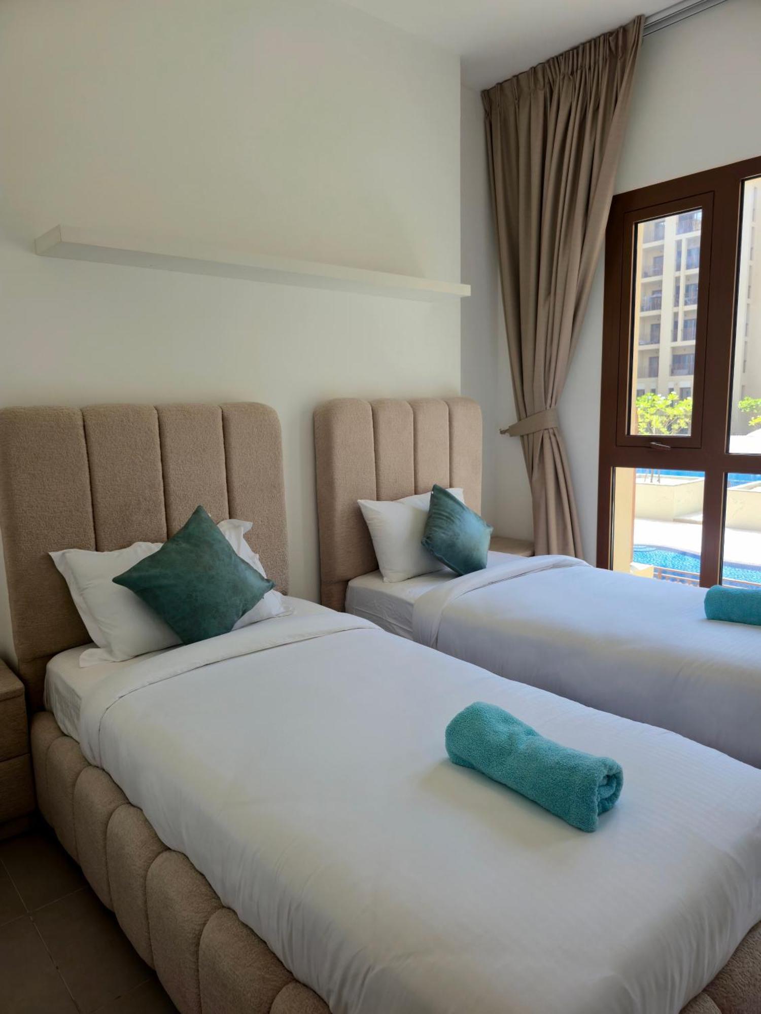 Bareez Bliss Retreat Elegant 2br With Balcony, Pool & Park View Apartemen *