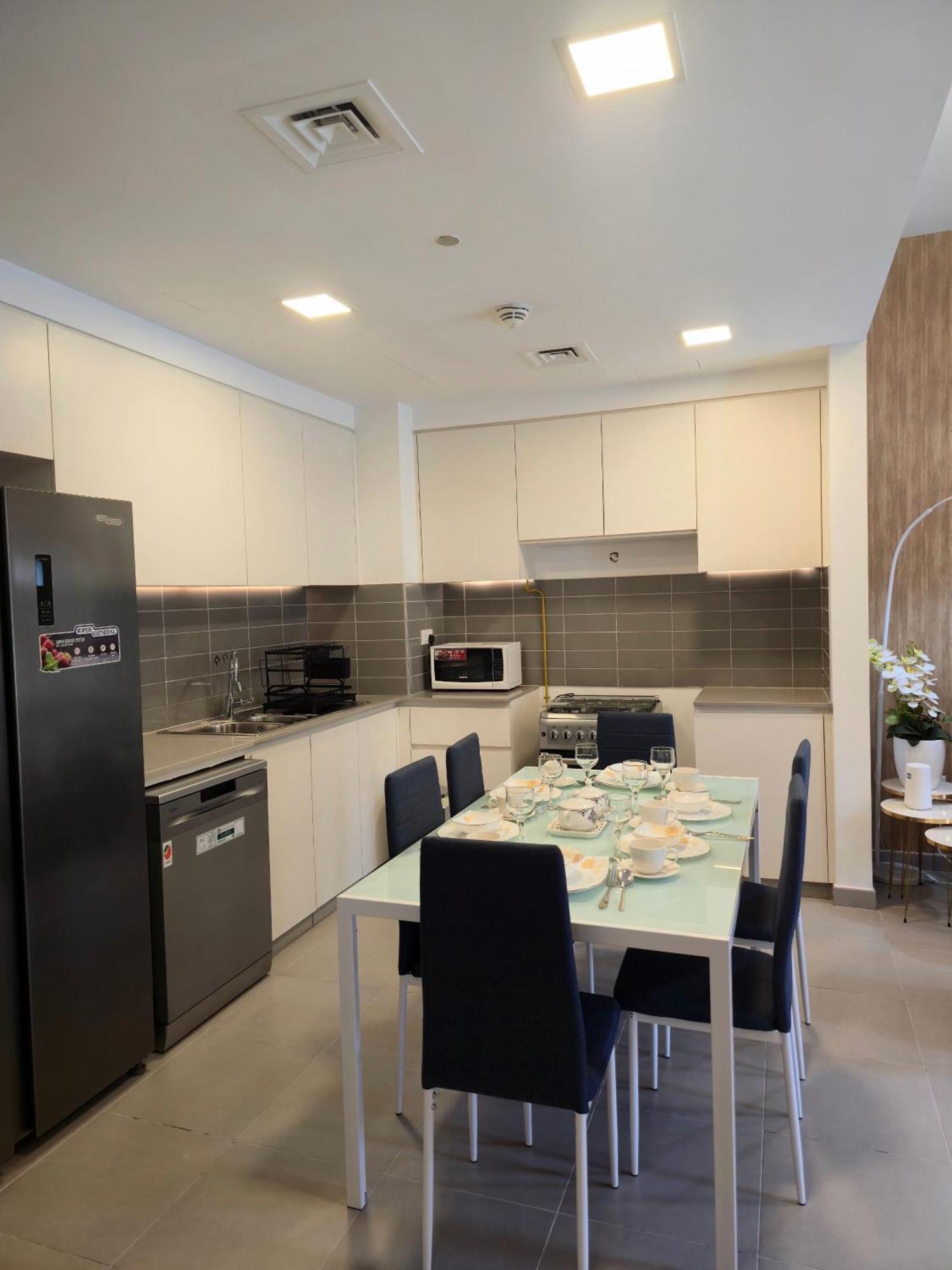 Apartemen Bareez Bliss Retreat Elegant 2br With Balcony, Pool & Park View *