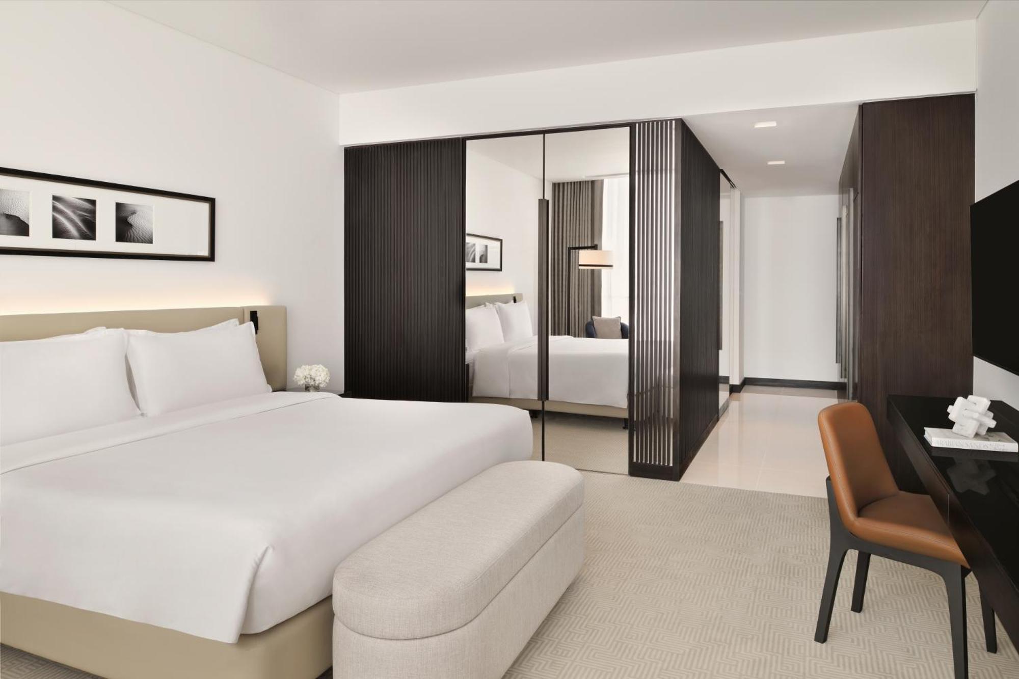 Sheraton Grand Hotel, Hotel 5*