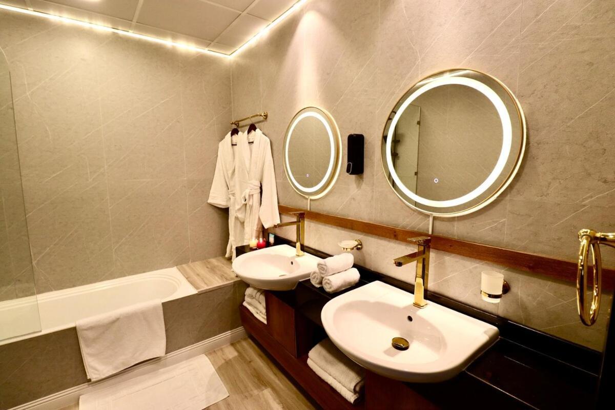 Apartment Waterfront 2br Haven - Marina & Sea Views! Dubai