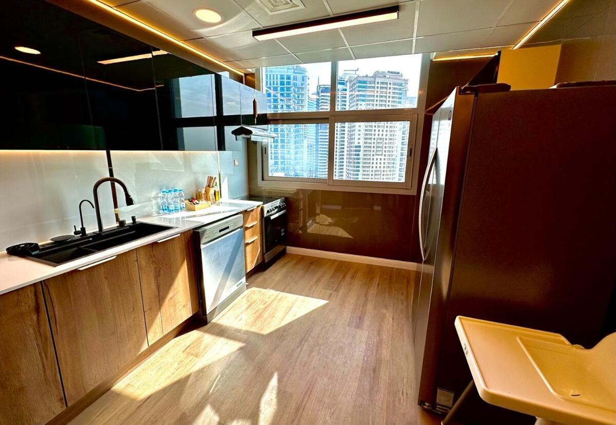 Waterfront 2br Haven - Marina & Sea Views! * Dubai
