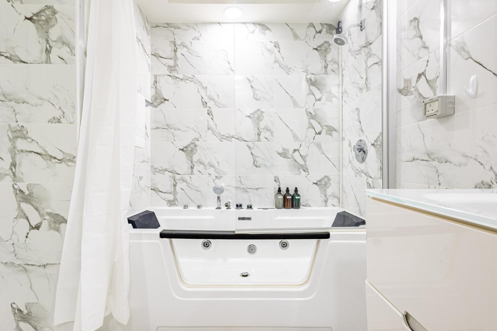 Luxury - Private Jacuzzi - Infinity Pool - Marina & Sea Views - High Floor - Upgraded - Designer - Squash
