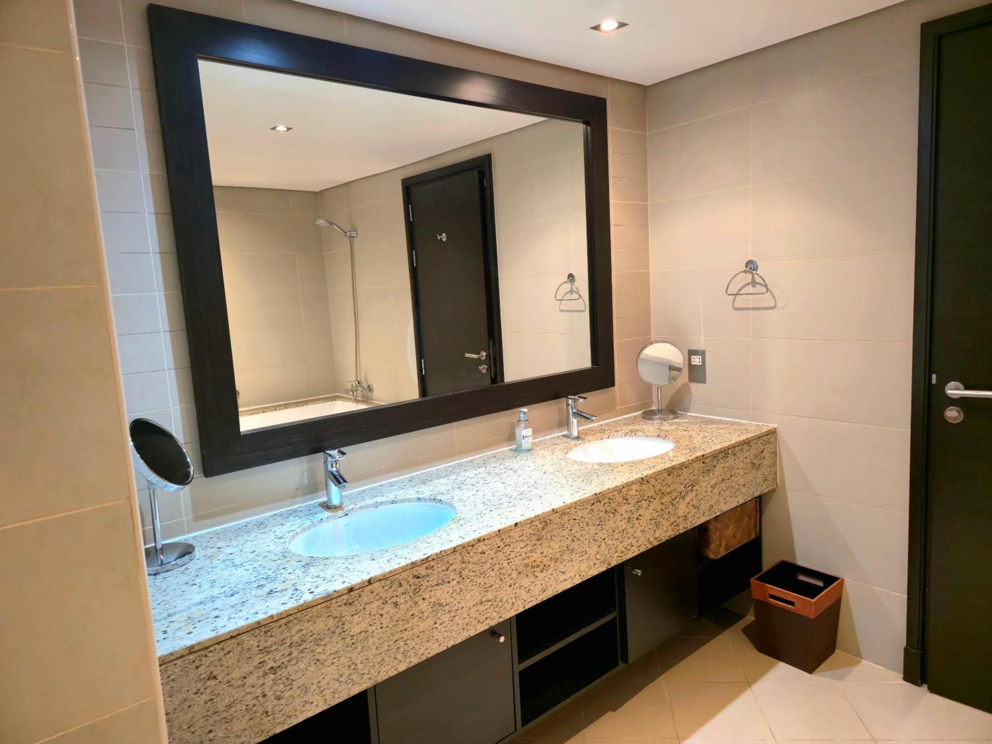Appartement Palm Escape Beachfront 1br In Royal Amwaj Burj View & Private Balcony *