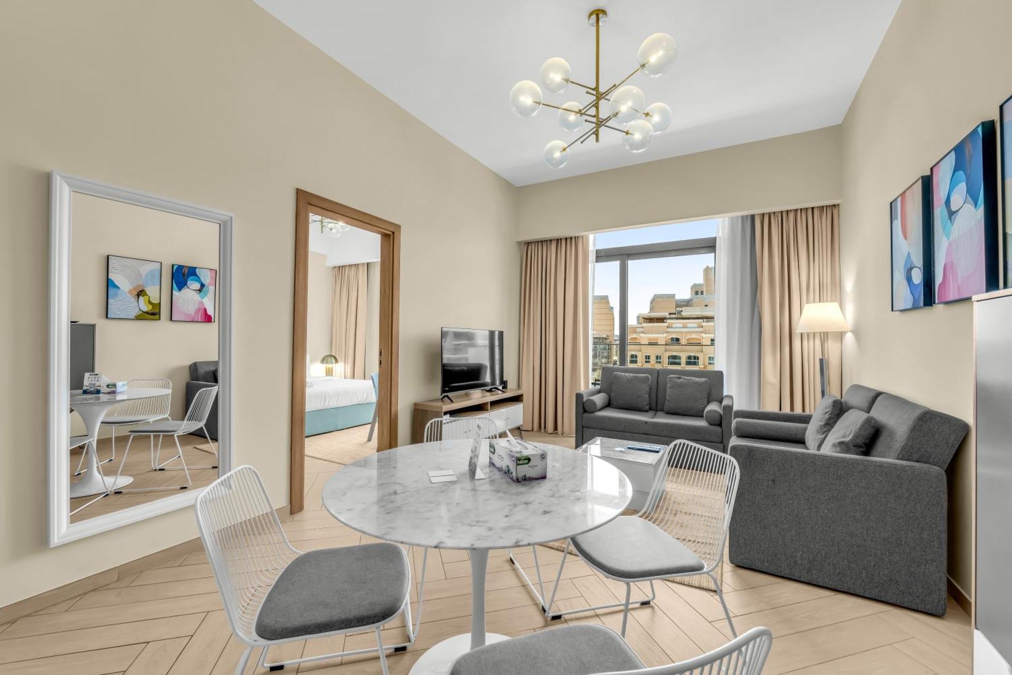 Waves - Comfortable Jvc With Balcony And Maids Appartement