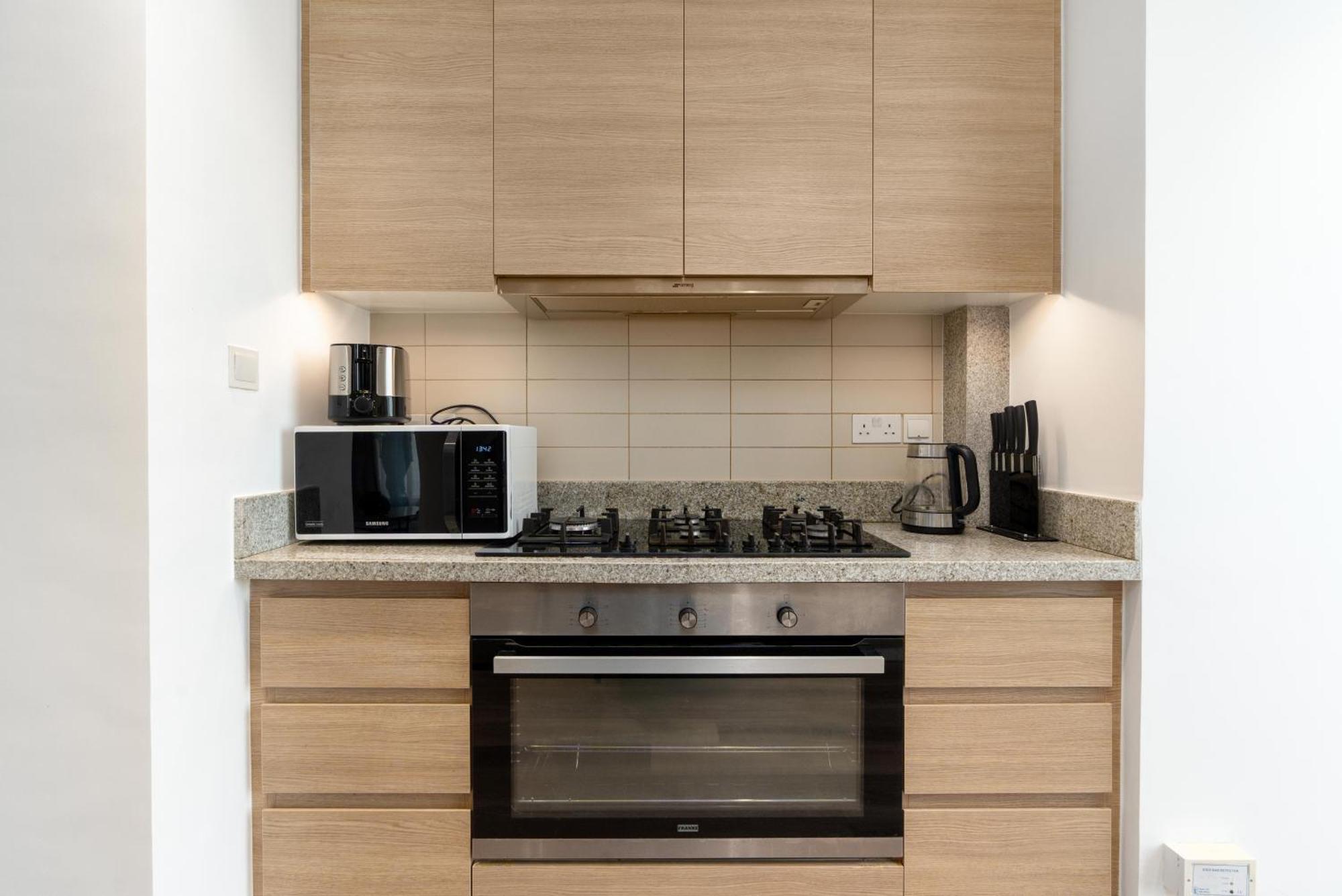 Modern Three Bedroom Private Study Appartement Dubai