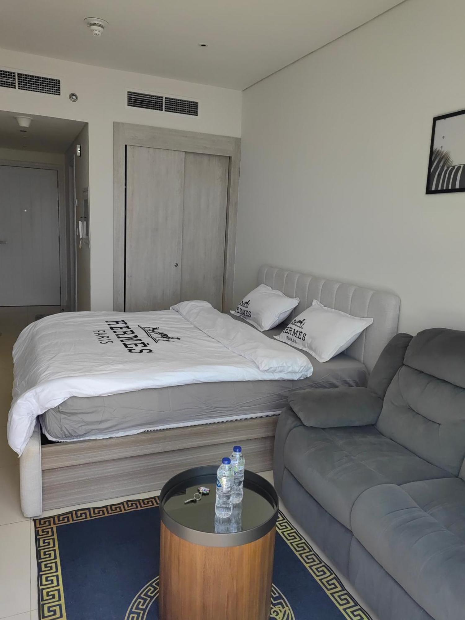 7 Palm Jumeirah West Apartment *