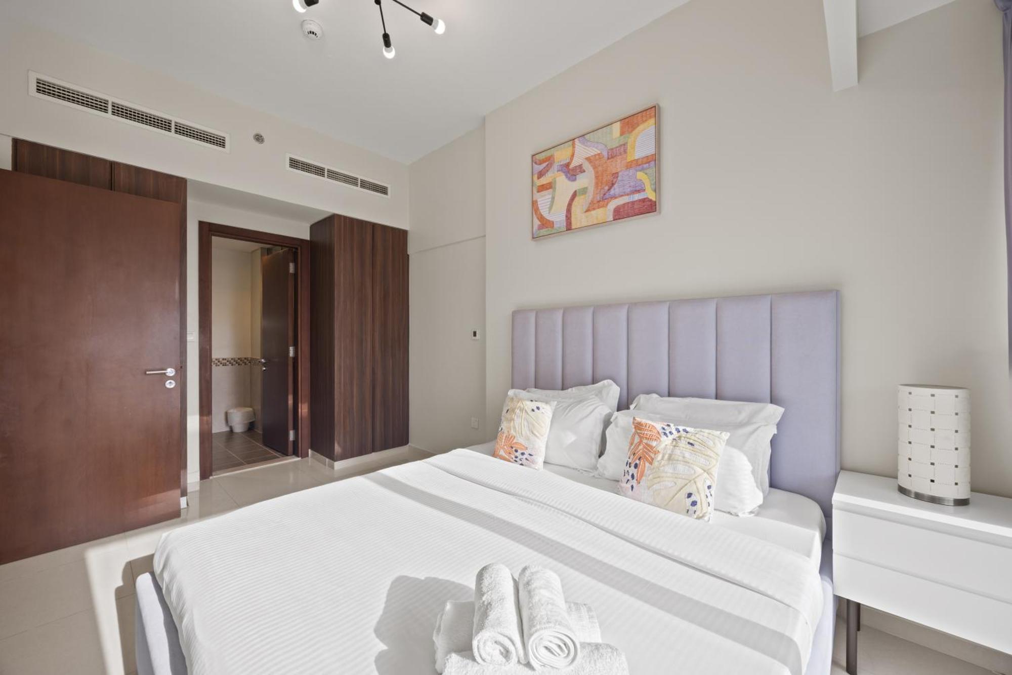 Burj Khalifa And Canal Views - Luxury For Rent In Business Bay *