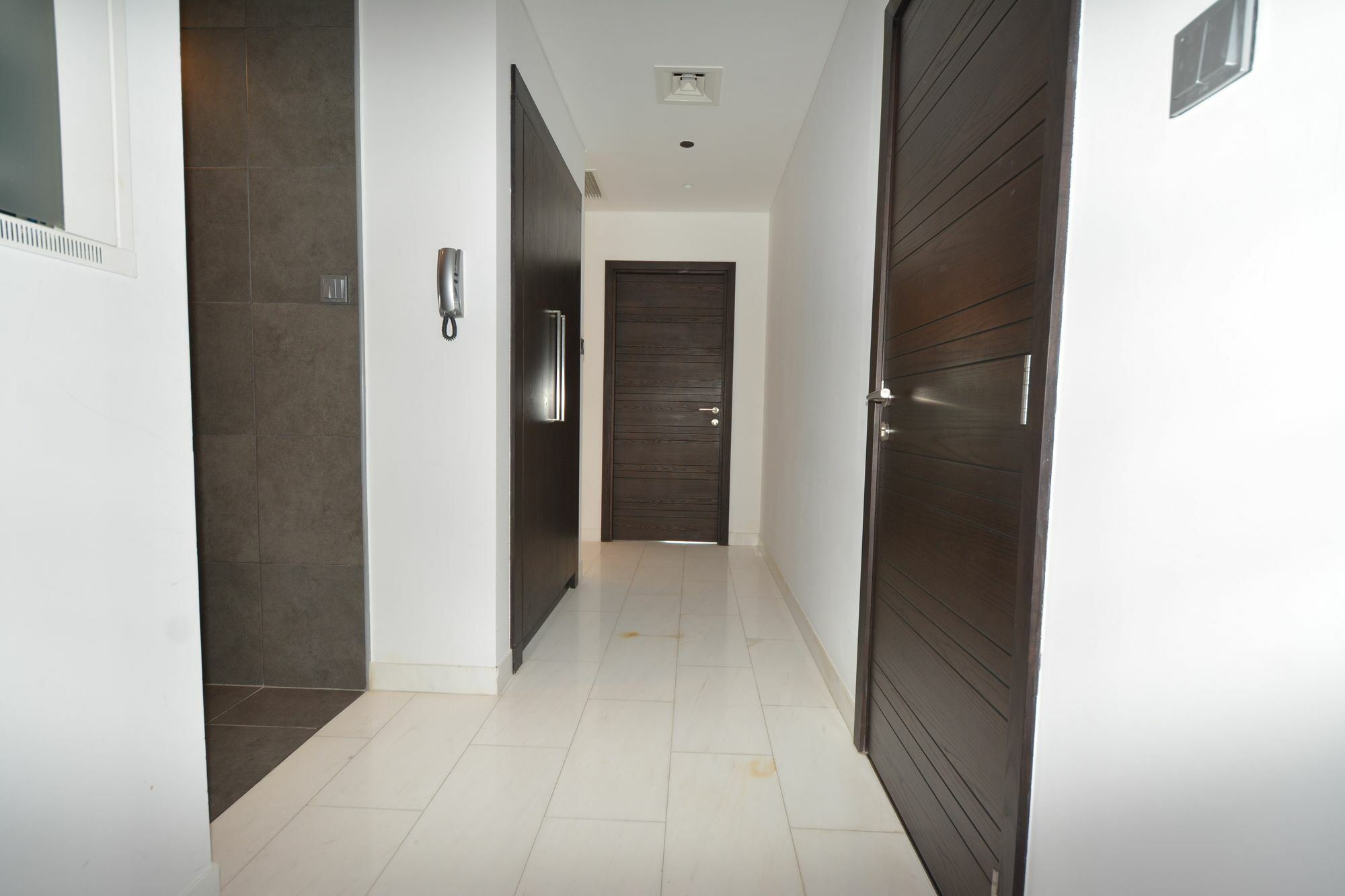Lägenhet Cayan Tower By Deluxe Homes Dubai
