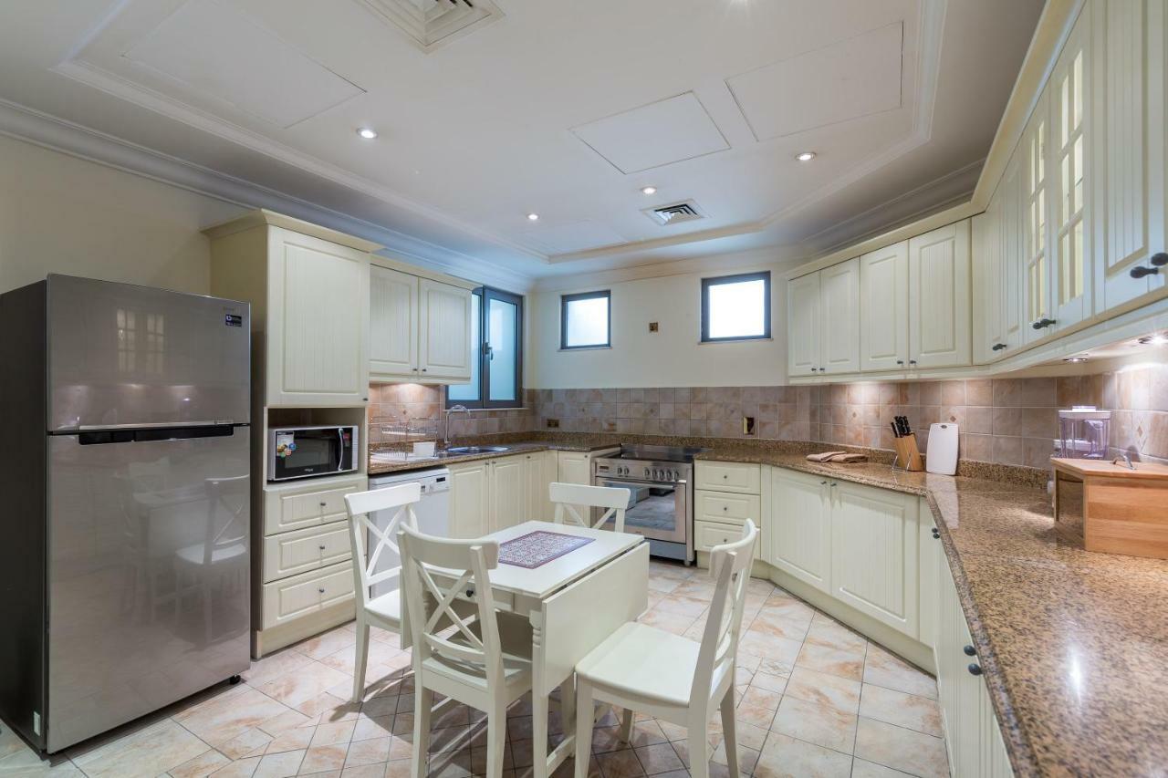 Chic 4br With Assistant And Private Pool On Palm Jumeirah By Deluxe Homes Villa Dubái