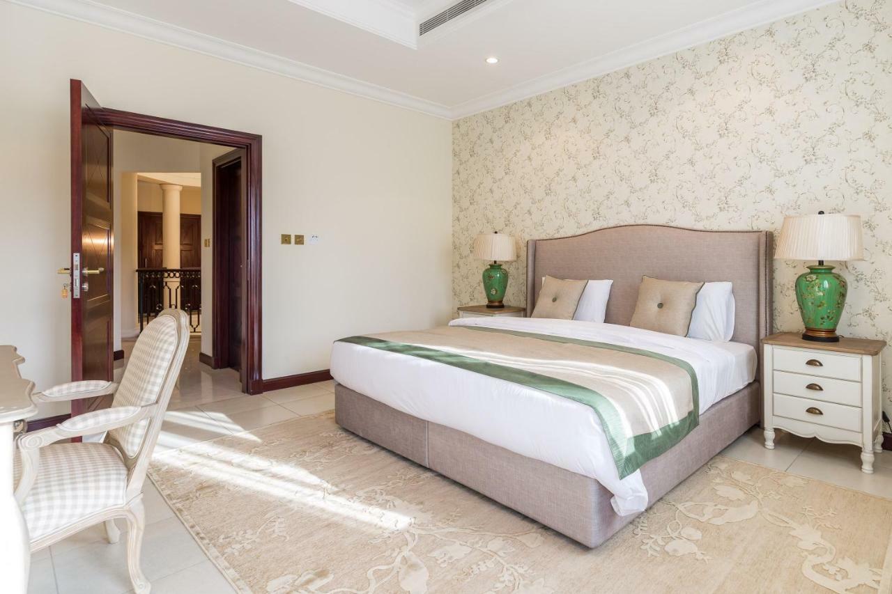 Villa Chic 4br With Assistant And Private Pool On Palm Jumeirah By Deluxe Homes Dubái