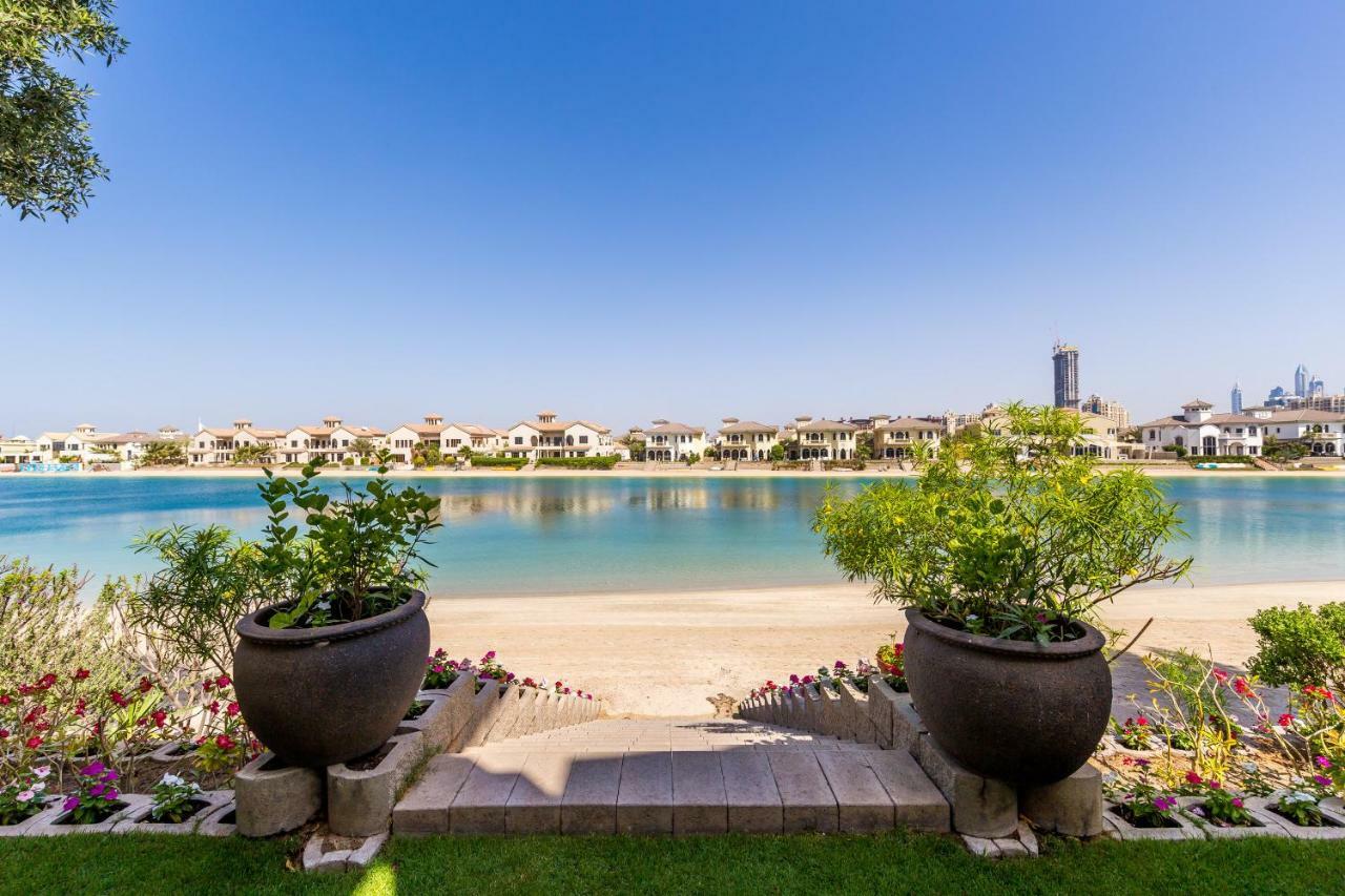 Villa Chic 4br With Assistant And Private Pool On Palm Jumeirah By Deluxe Homes Dubái