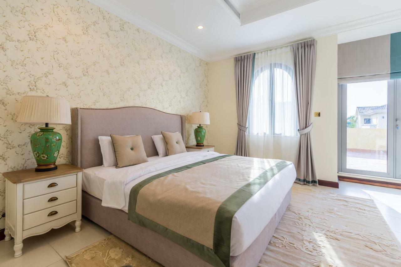 Chic 4br With Assistant And Private Pool On Palm Jumeirah By Deluxe Homes Villa Dubái