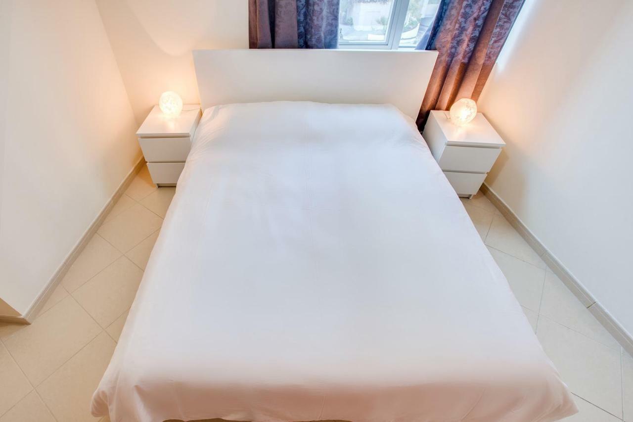 Apricus Holiday Homes - Beautiful 2 Bdrm Near Metro Dubai