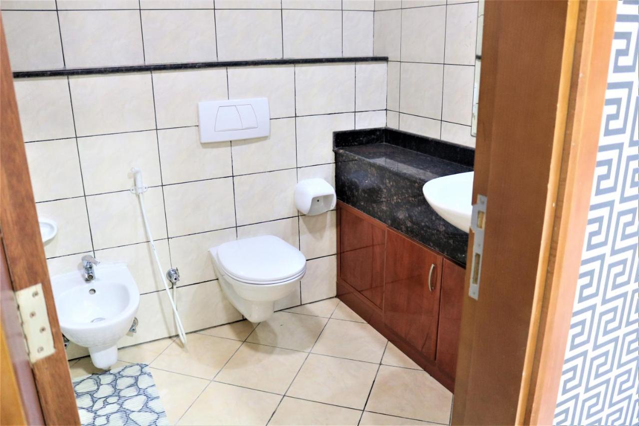 Luxurious Beach Front With Sea View-private Bathroom Hospedagem domiciliar Dubai