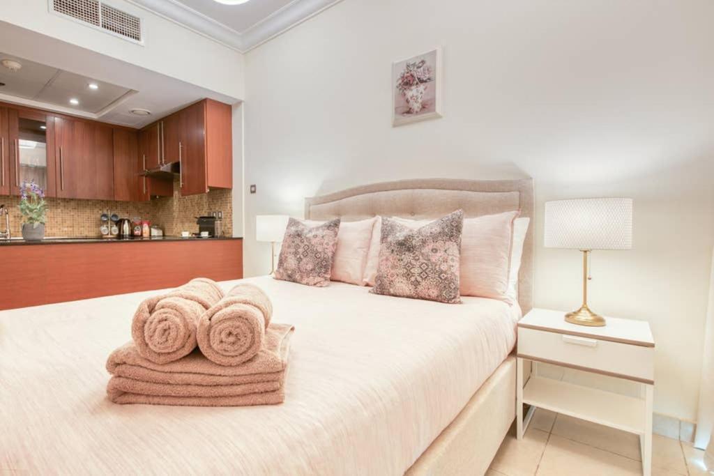 Prime Retreats- Downtown Apartment *