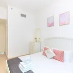 Gorgeous 1 Bed With Balcony - Beach Walk Distance