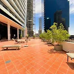 Higuests - Modern Studio With Incredible City Skyline View