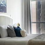 Higuests - Luxe Apartment With Incredible Marina Views