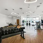 Vibrant Apartment With Pool, Gym, Free Parking & Fast Wifi