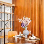 Luxury 1-Bedroom Oasis Near Downtown Dubai
