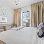 Unwind In Style In La Vie 2Br With Beach Access