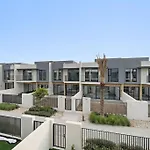 Relaxing Staycation - Villa With Community Pool