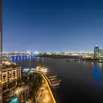 First Class Waterfront Luxury Apartment With Pool, Gym & Balcony Views