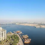 First Class Waterfront Luxury Apartment With Pool, Gym & Balcony Views