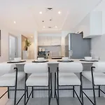 1 Bedroom That Sleeps 4 With Great City Views
