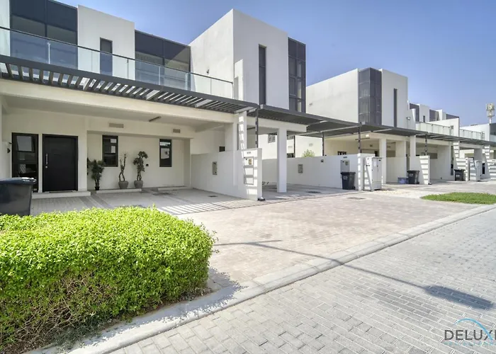 Flawless 3Br Townhouse With Assistant\'S Room At Damac Hills 2 By Deluxe Holiday Homes