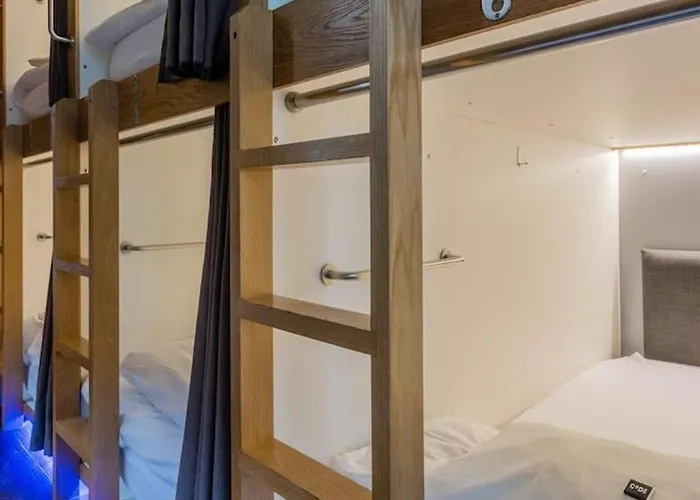Uae Capsule Hostel 5 Min Walkable From Sharaf Dg Metro
