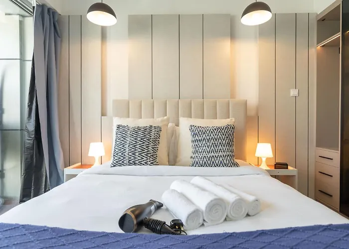 Modern 1-Bedroom With Stunning View Of A City Skyline In Downtown
