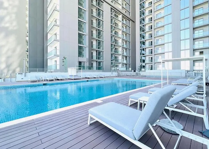 Private Room Of A Residential Tower For 1 Lady Pool & Downtown View & Parking Minimum Staying Of 3 Nights
