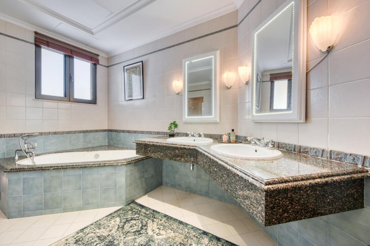 Maison Privee - Glamourous Beachfront On The Palm With Pool Pousada Dubai