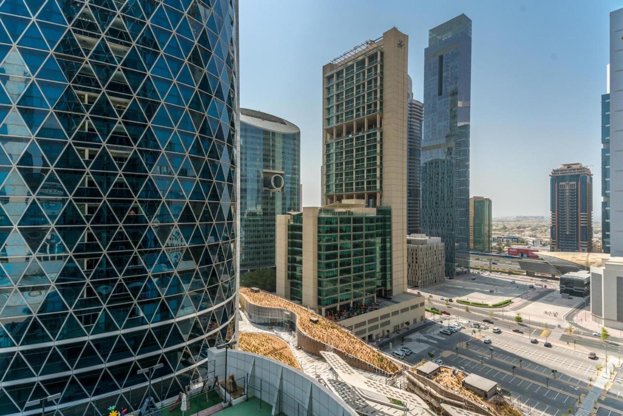 Lux Studio Park Tower Difc Dubái