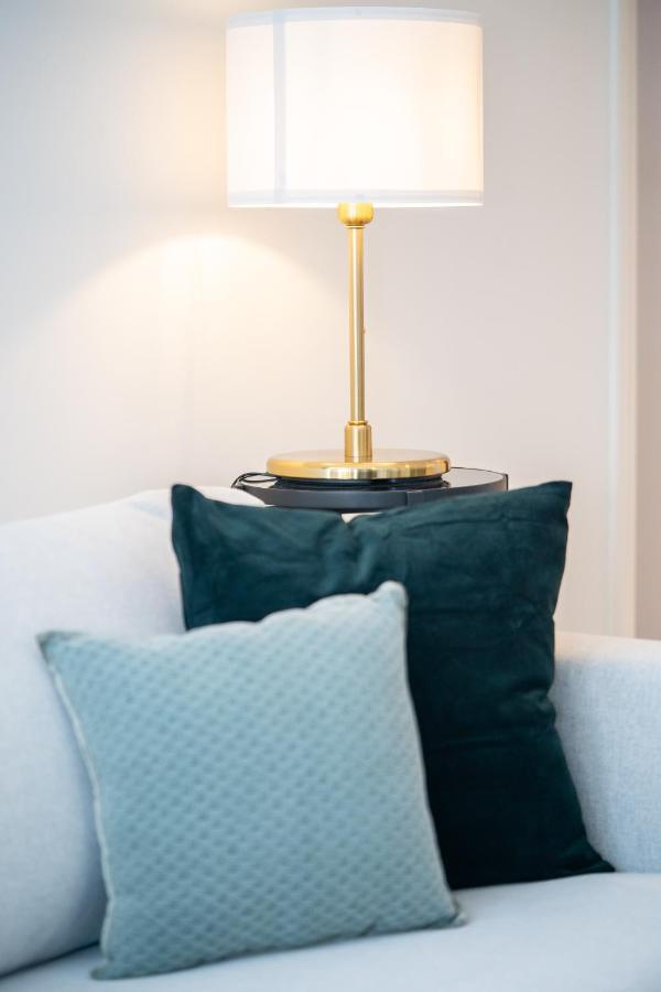 Higuests - Chic With Balcony And Pool Near Burj Khalifa * Dubái
