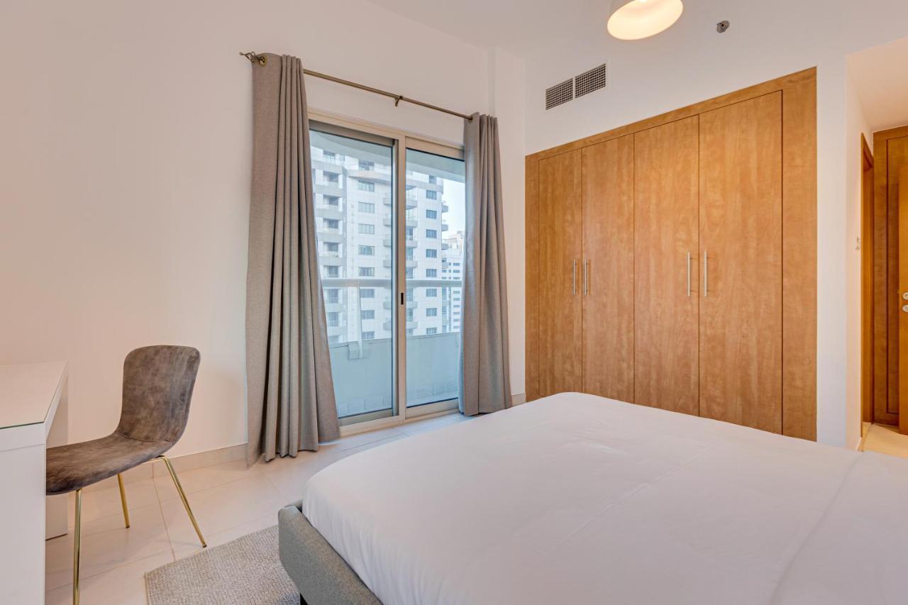 Great Views From New In Marina Apartment