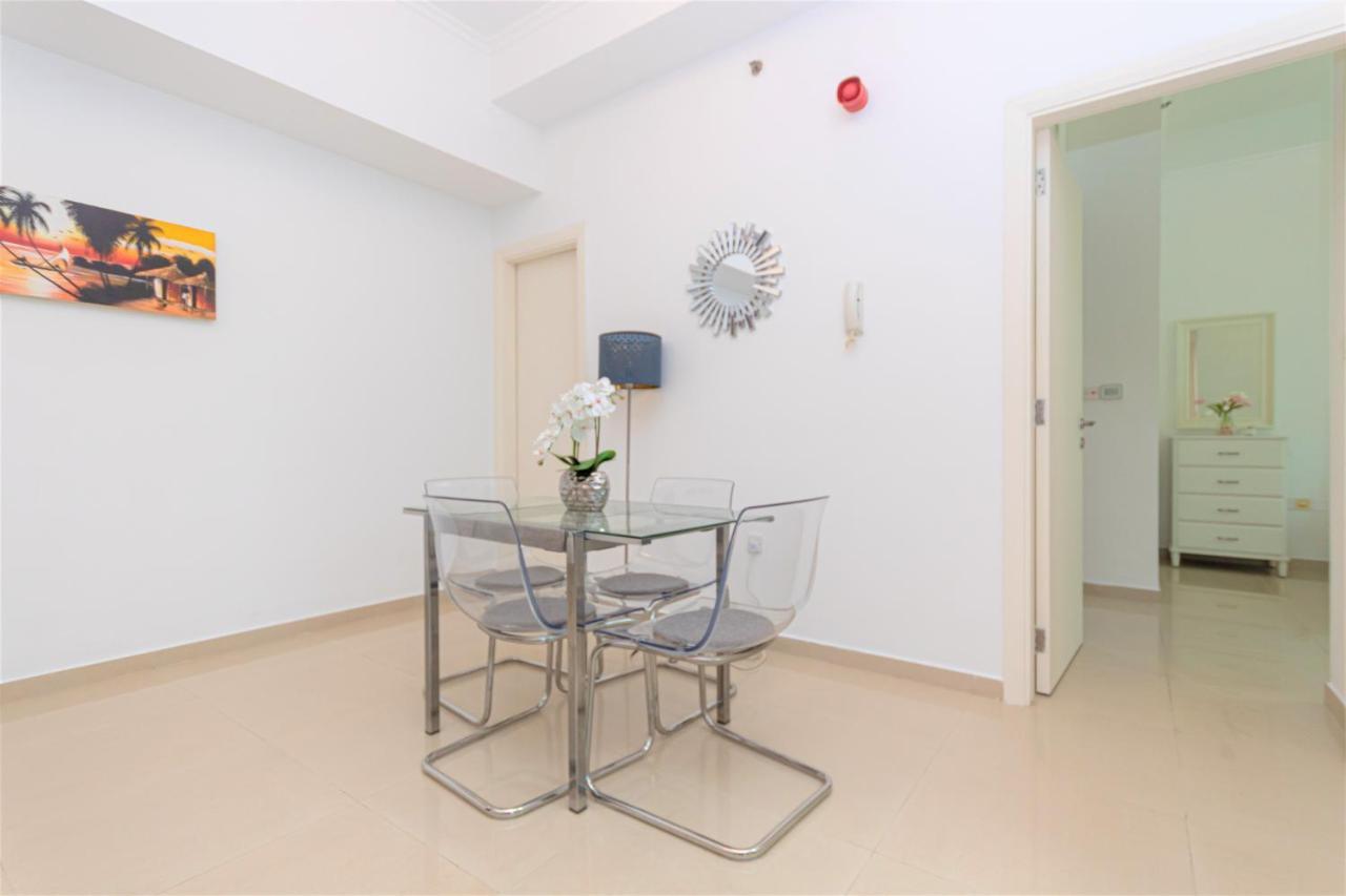 Gorgeous 1 Bed With Balcony - Walk Distance Appartement Dubaï