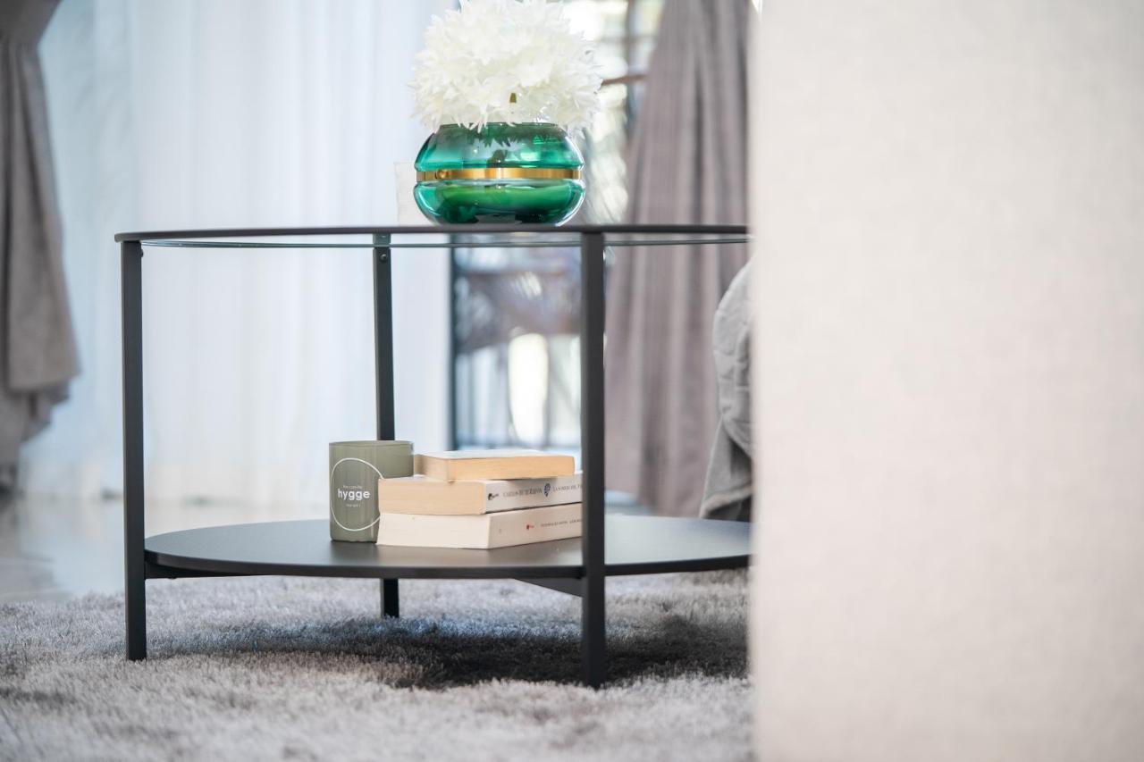 Higuests - Chic With Balcony And Pool Near Burj Khalifa * Dubái