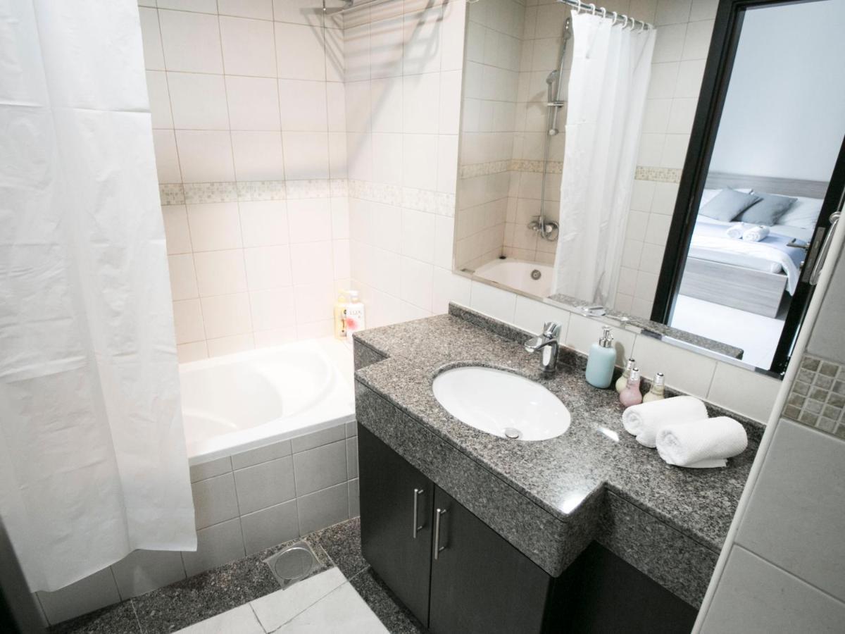 Higuests - Chic Apt Near Marina Walk With Pool And Gym * Dubai
