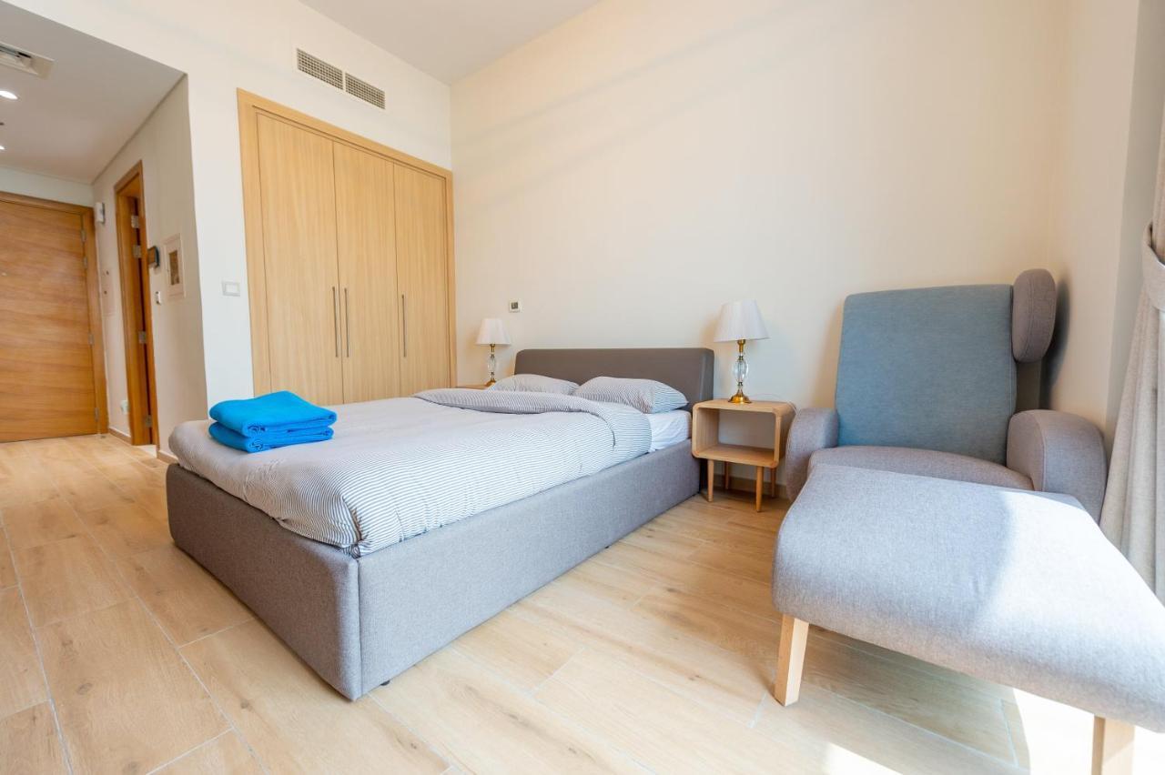 Luxury Escapes - Cozy In Front Of Metro Stn - Access To Gym & Pool - Aura Azizi Dubái