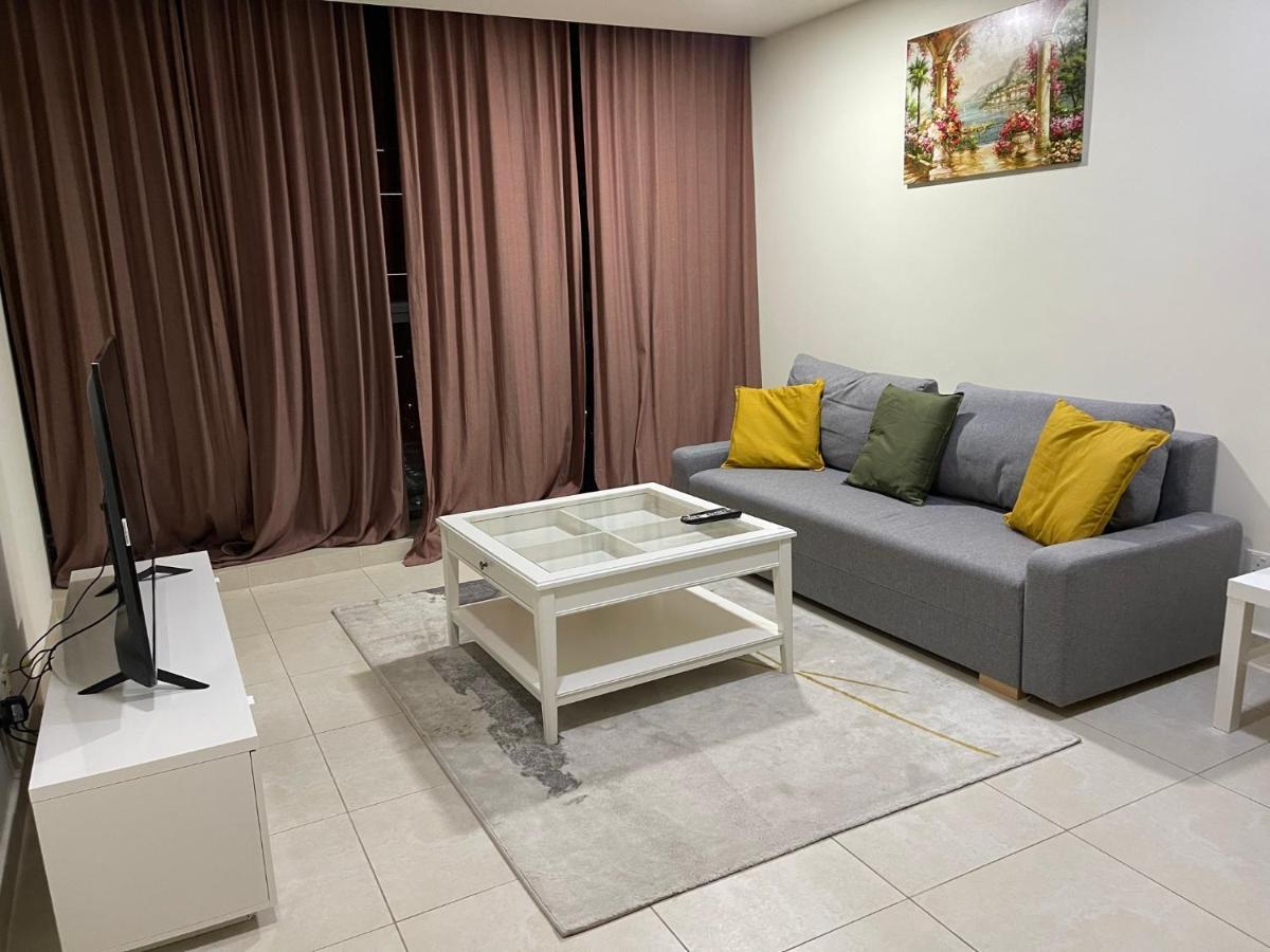 Metro Premium Location Spacious 2 Bedroom Right Next To The Metro